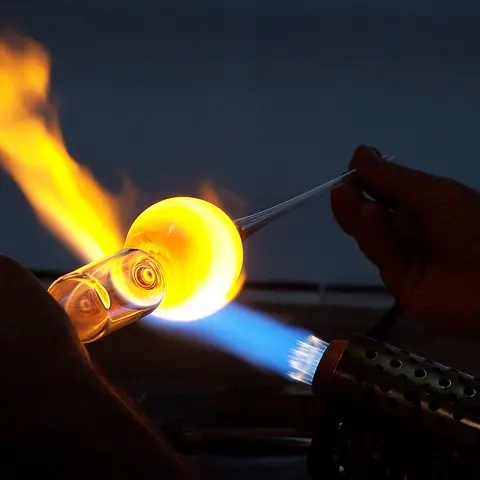 lindenart-glassblower-3664565_640