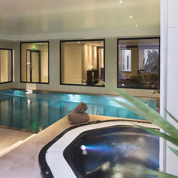 Hôtel Oceania L'Univers Tours - Piscine et espace bien être