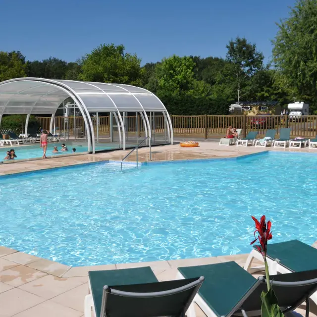 Piscine couverte chauffée - Camping la Mignardière