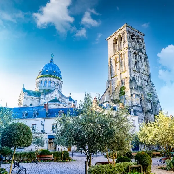 Place Châteauneuf à Tours - Basilique Saint Martin et Tour Charlemagne