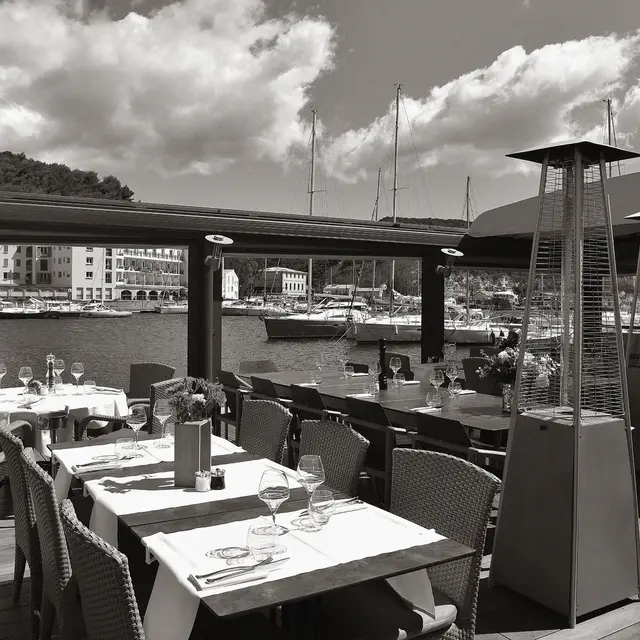 bonifacio_restaurant_le voilier_port_terrasse_ noir et blanc