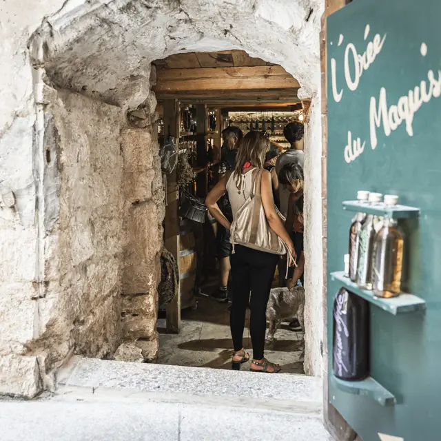 RDV_gourmands_L'Orée_du_maquis_femme_Bonifacio