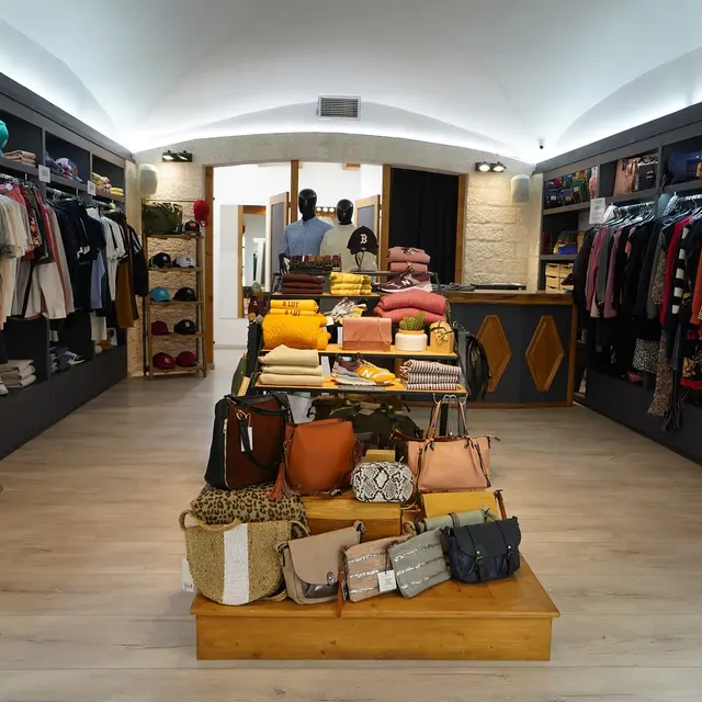 Boutique-monbijoux-vetement-corsica-Bonifacio.jpg