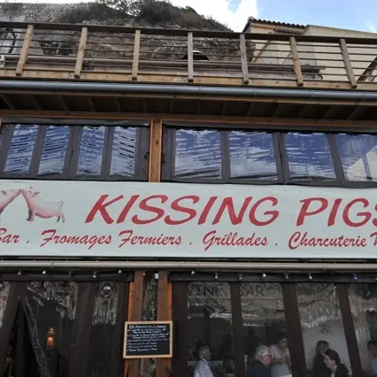 restaurant_Kissingpigs-bonifacio-port_facade