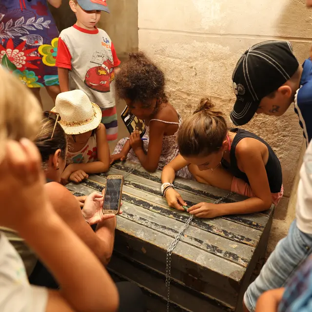 Visite_guidée_enfants_coffre_trésor_Bonifacio_OMTB_G.Allena