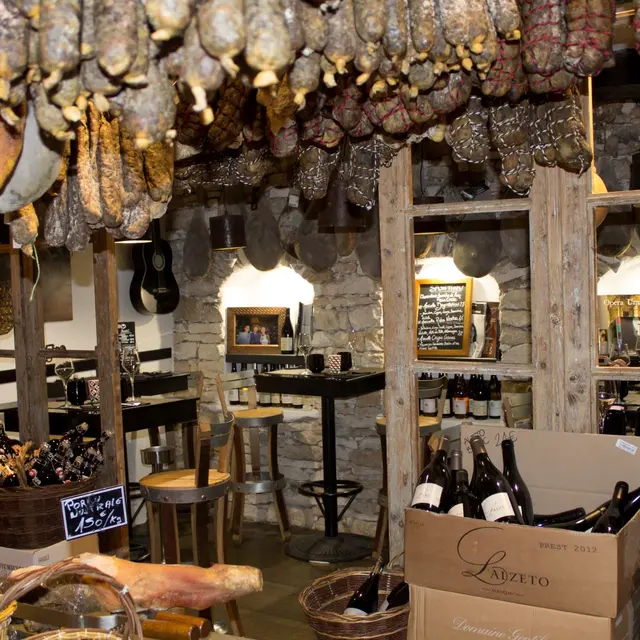 Bonifacio_epicerie_terroir_roba nostra_charcuterie_salle