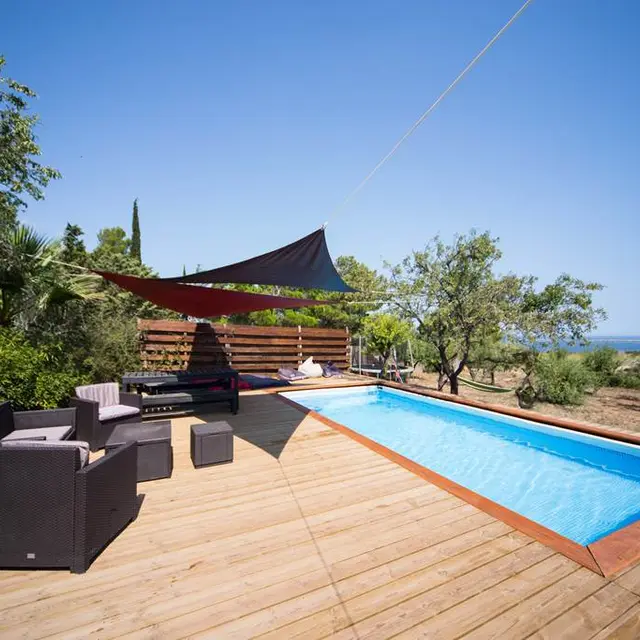 Piscine de La Bergerie du château de Fitou vue sur la mer et La garrigue