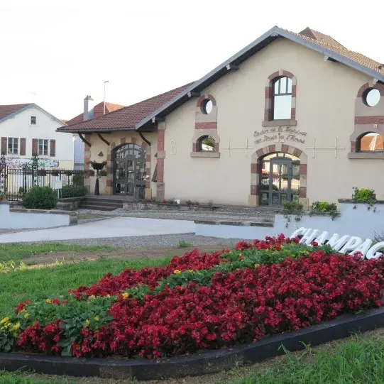 Maison de la négritude - extérieur fleuri