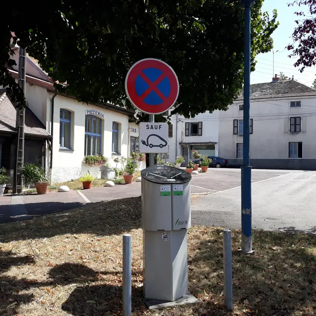 Borne recharge électrique place Gy