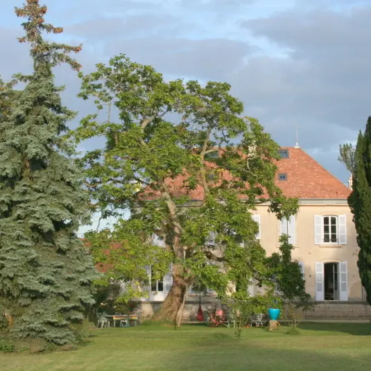 La maison vue du jardin