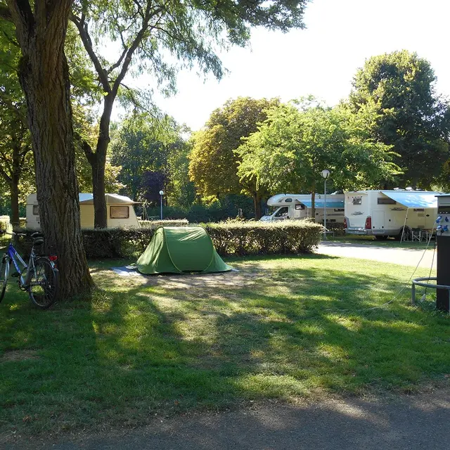 emplacements du camping du lac Kir Dijon