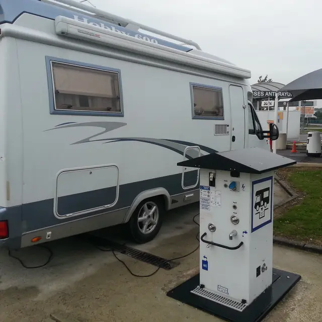 AIRE DE STATIONNEMENT POUR CAMPING-CAR - CARREFOUR DE LA VAUGINE_1