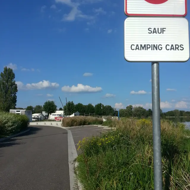 AIRE DE STATIONNEMENT POUR CAMPING-CAR (CÔTÉ BASE DE VOILE)_1