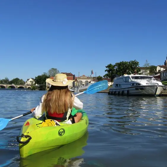 Canoé quai Mavia ©OT Val de Gray