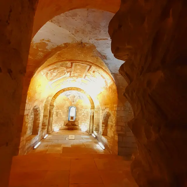 AVRIL FRESQUE CRYPTE CATHEDRALE