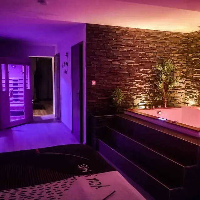Chambre, sauna et baignoire Balnéo