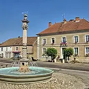 Fretigney,_la_fontaine_et_la_mairie