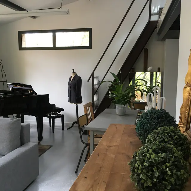 Entrée dans pièce principale. Baie vitrée donnant sur terrasse.