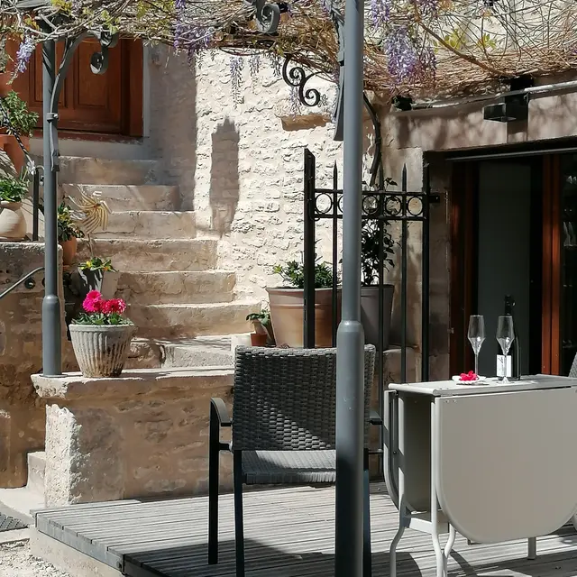 terrasse et entrée de la chambre d'hôtes
