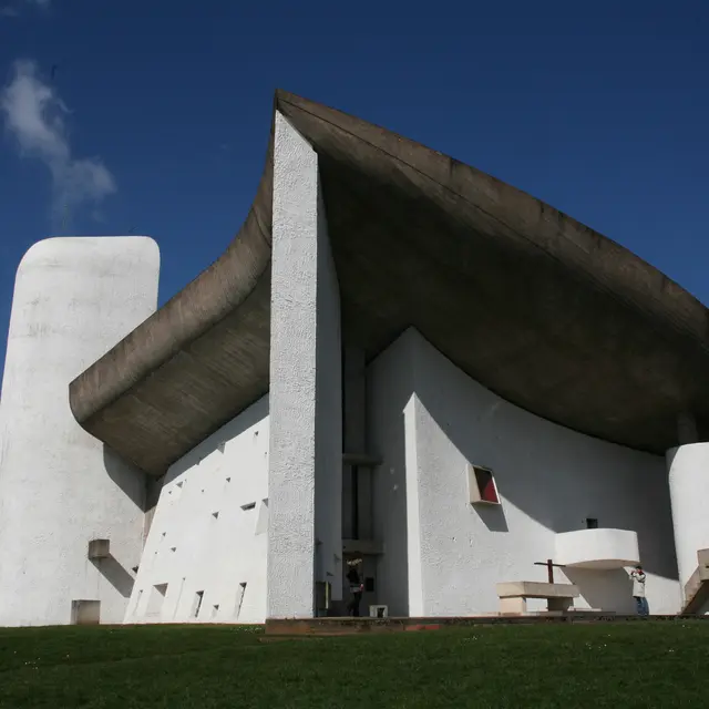 Façades sud est de la chapelle de Le Corbusier