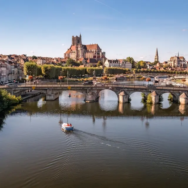 Les ponts d'Auxerre, une rivière et des Mariniers