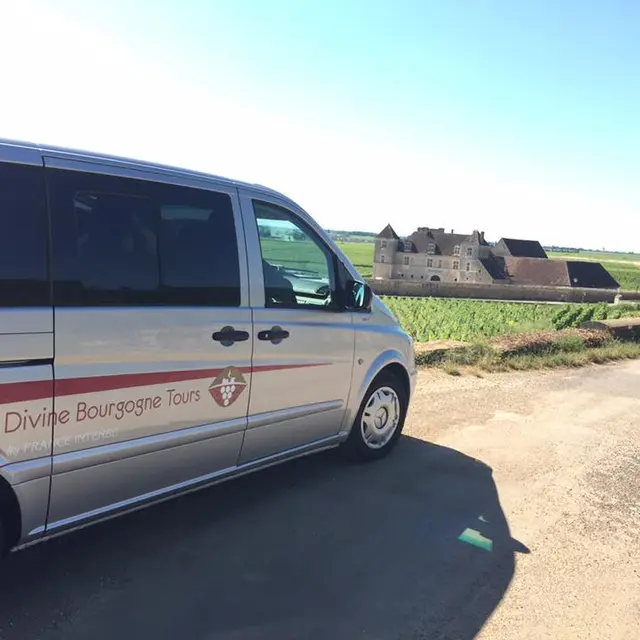 Véhicule Divine Bourgogne Tours face au château du Clos de Vougeot