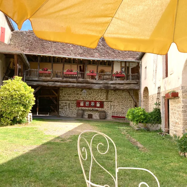 Vue de la cour close et sécurisée