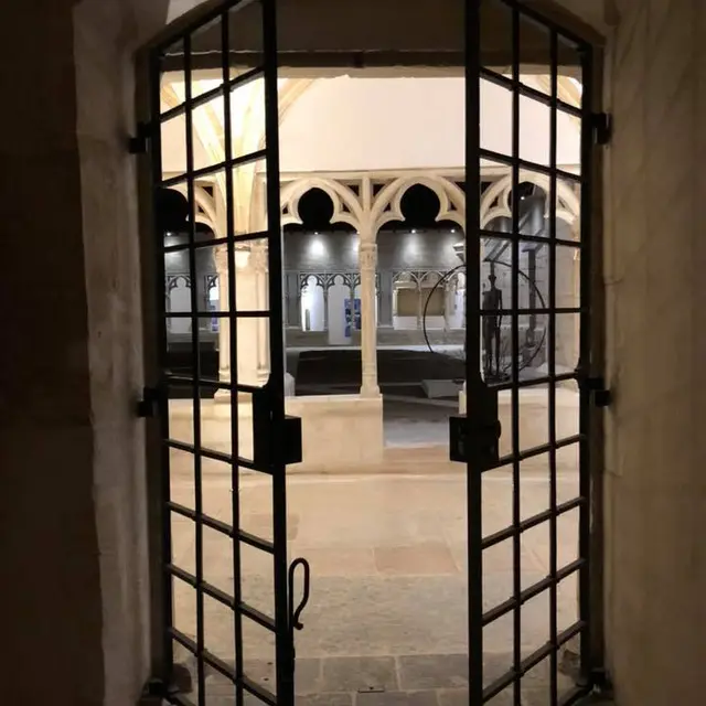 LA VILLE ET DE SON CLOÎTRE
