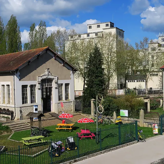 Le Batardeau, Cyclo, Bateau, Bistro