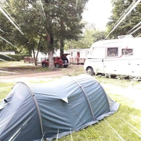 emplacements plats, stabilisés - Camping Parc du Château