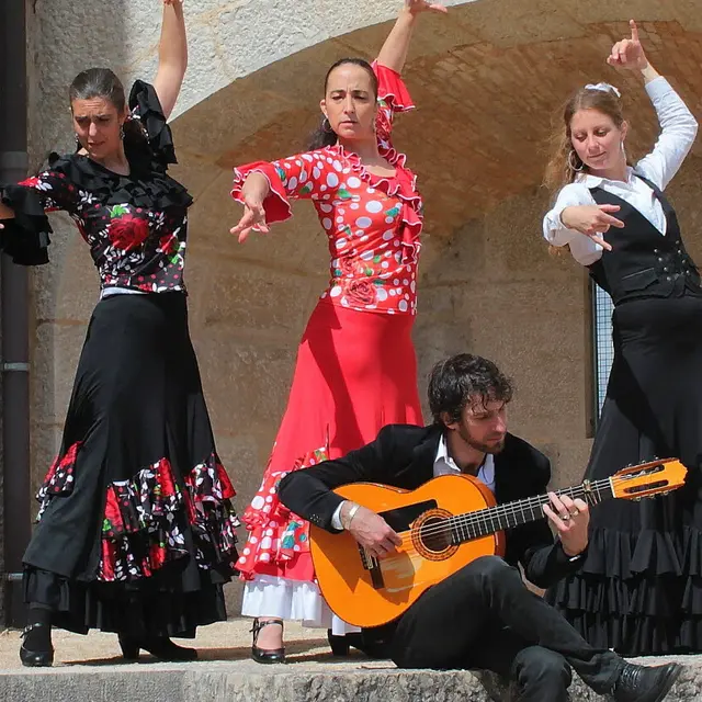la-compagnie-est-constituee-des-danseuses-albane-mathieu-fuster-laurence-marion-diaz-magalie-journot-et-du-guitariste-sidney-balsalobre-photo-er-1658844473