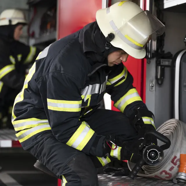 pompiers-masculins-feminins-travaillant-ensemble-dans-costumes-casques