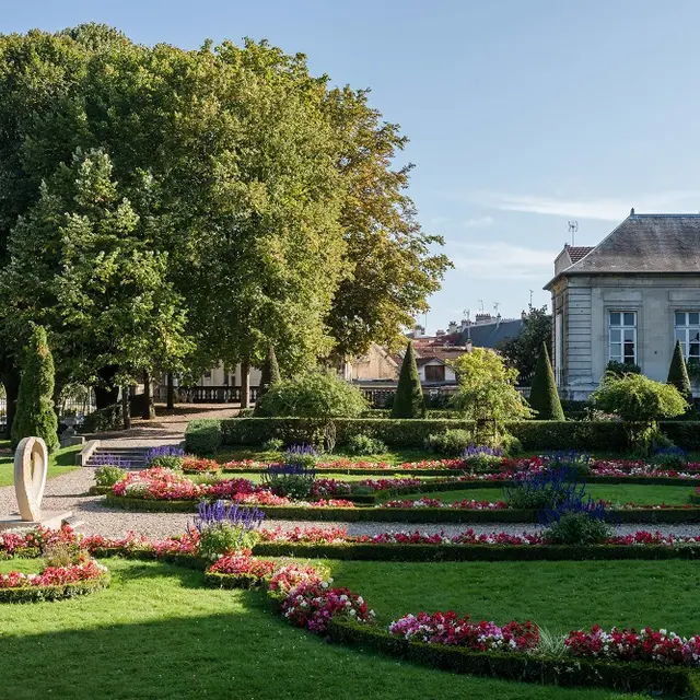 Jardin < Hôtel de Ville < Soissons < Aisne