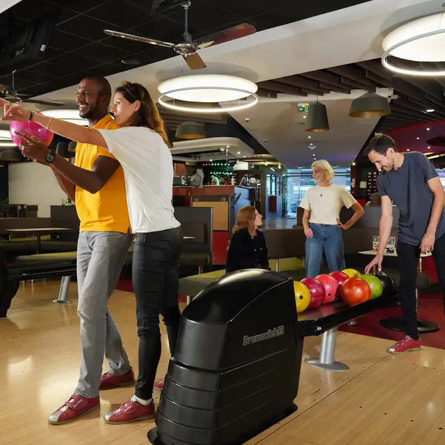 Personnes jouant aux bowling