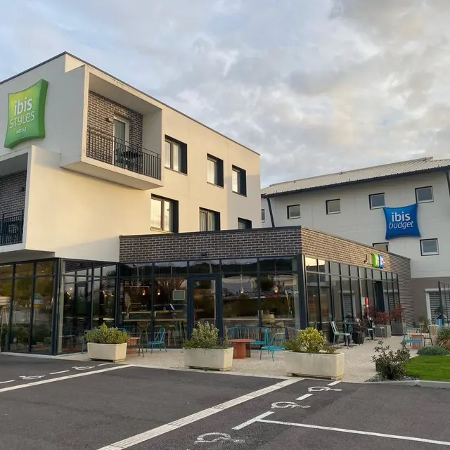HOTPIC080V50UG47_Ibis Style_facade hotel_MerslesBains_Somme_HautsdeFrance