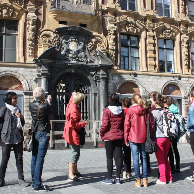 Groupe-place-theatre-vieille-bourse-visite-guidee-Lille-Tourisme-4-min