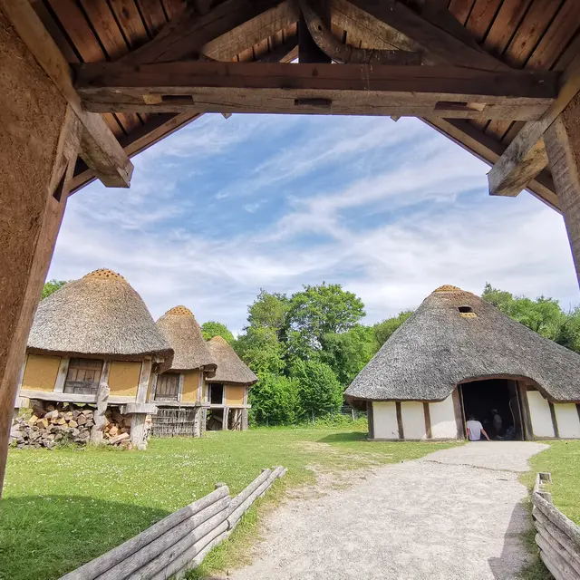Reconstitutions d'habitats : ferme gauloise