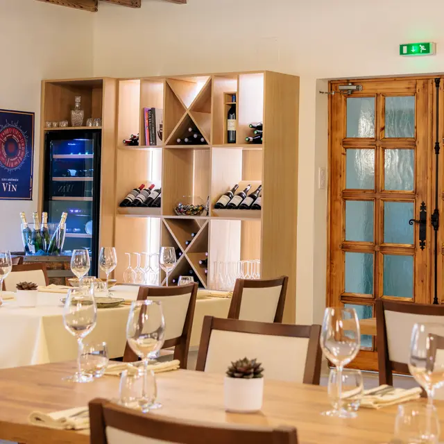 Table dressée et cave à vin