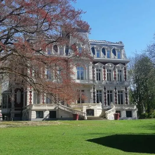 L'hôtel de ville de Croix et son kiosque_1