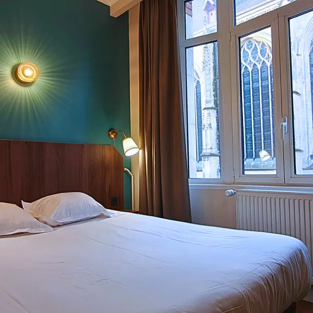 chambre standard renovee_vue eglise @ Théo BENITEZ