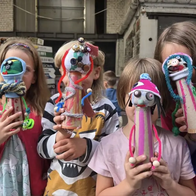 Vacances pour tous : Ateliers d'upcycling artistiques avec la création de marionnettes en bobines-chaussettes_1
