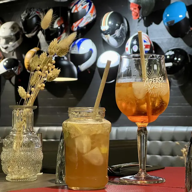 Cocktails devant le mur de casques
