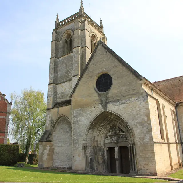 CRYPTE ET COLLÉGIALE DE LONGPRÉ-LES-CORPS-SAINTS 1