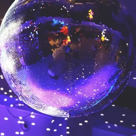 Nuit des bibliothèques : paillettes et boule à facettes_1