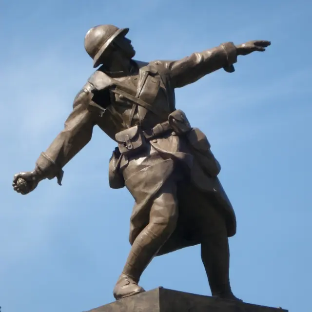 La statue du poilu à la grenade
