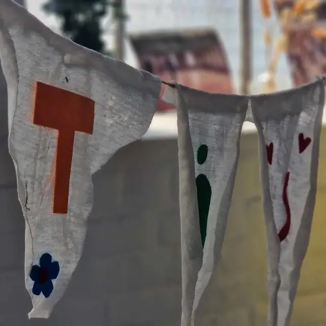 Vacances pour tous: Ateliers d'upcycling artistique fanion-moquette_1