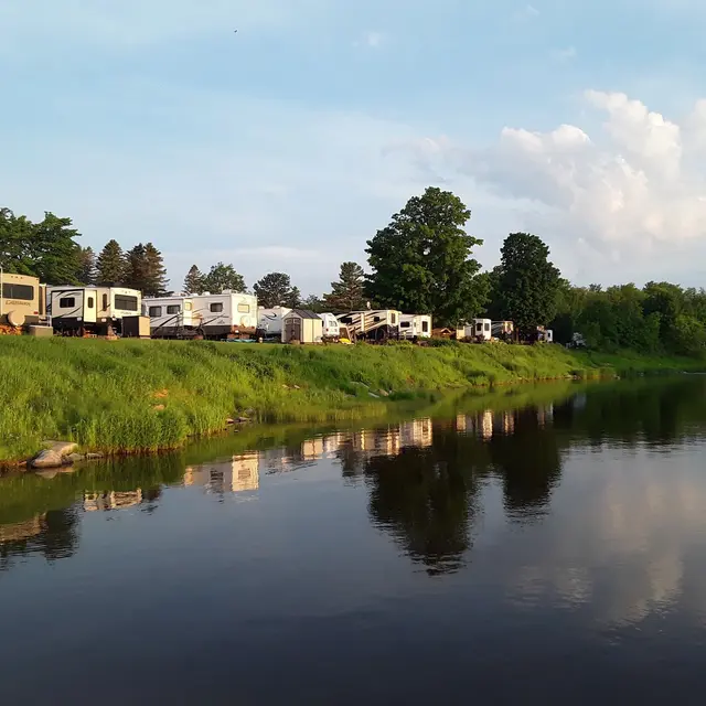 Camping en bord de rivière