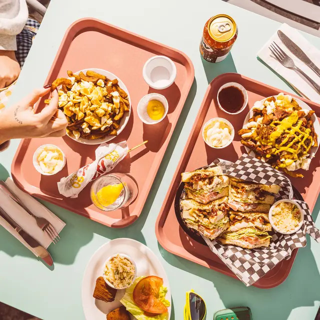Poutine et club sandwich