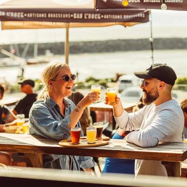 Cheers au bord du fleuve
