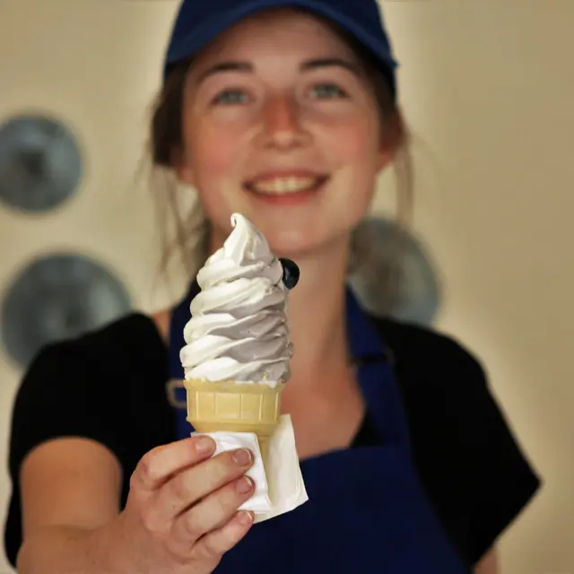 Déguster une glace maison aux bleuets
